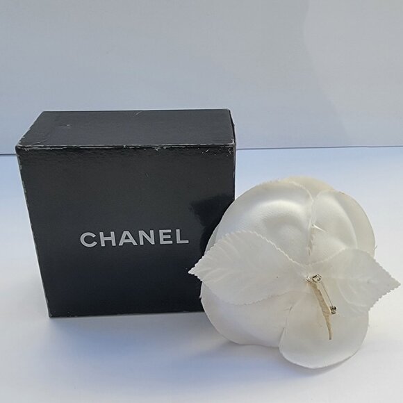 CHANEL classic large white fabric camellia corsage brooch pin. 4.25" wide. - Picture 3 of 15
